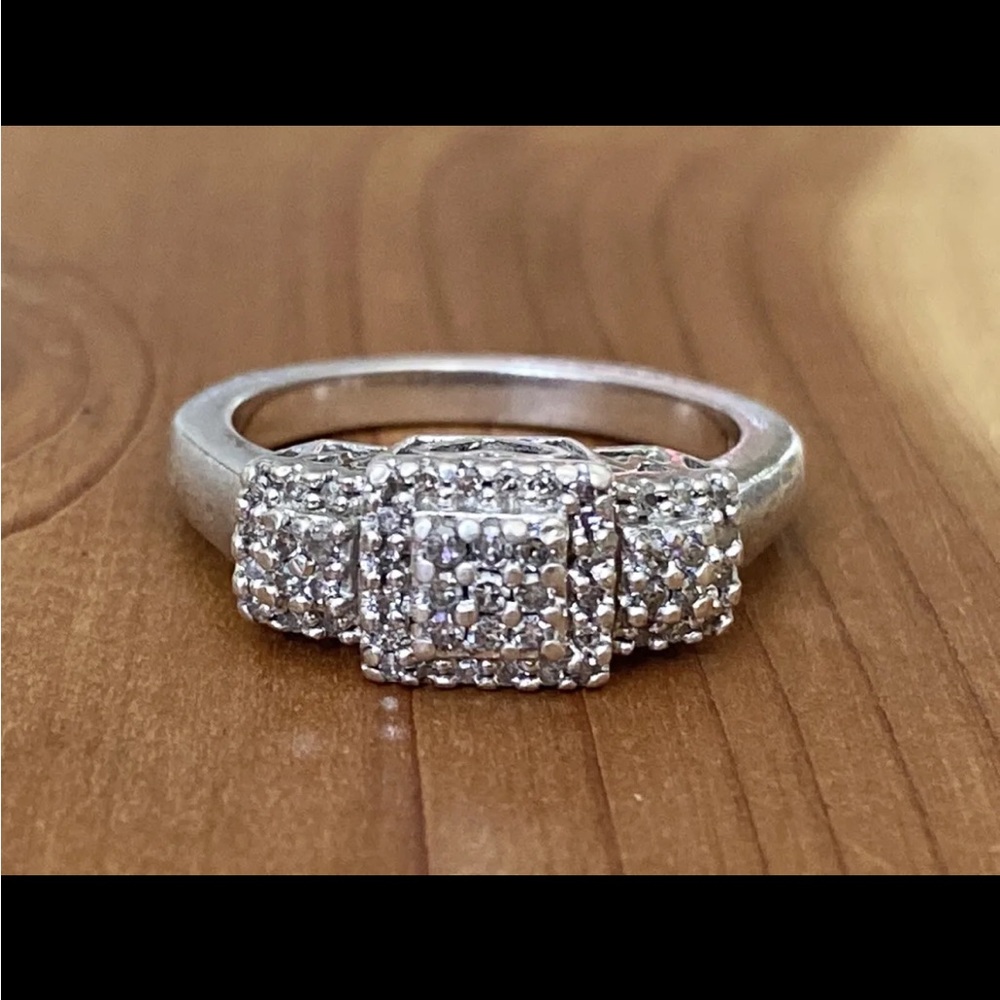 Elegant 1/4 ct tw  Sterling Silver Signed 
“SUN” Diamond “MOM” Band Ring Size 6